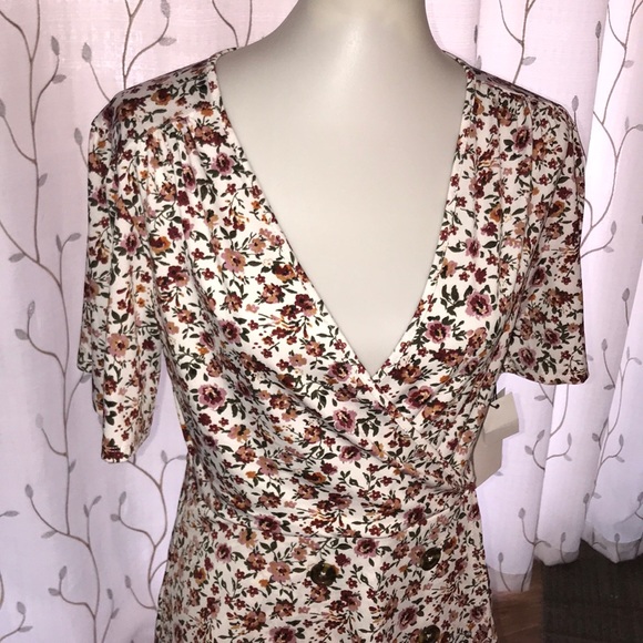 NWT Floral Blouse with Flowy Sleeves - Picture 2 of 4